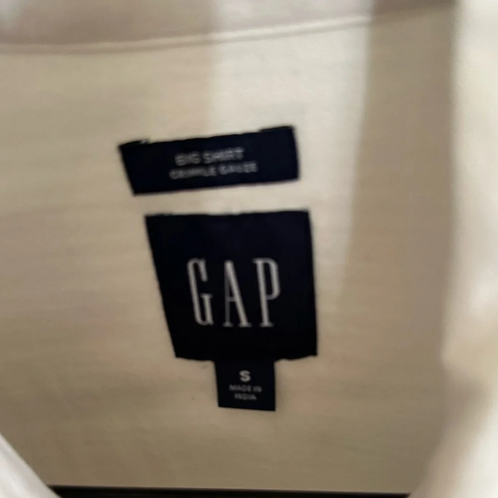 GAP women’s Classic White Button Down Shirt - Picture 2 of 3